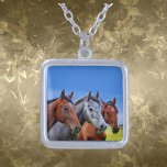 Collier 3 Cheval Tête Stérling Argent Plaqué<br><div class="desc">Célébrez la force, la grâce et la liberté avec ce magnifique collier argenté et stérile qui comporte trois têtes de cheval détaillées. Une pièce parfaite pour les amateurs de chevaux et d'équitation. Élégant mais audacieux, ce collier ajoute une touche de charme rustique et de sens personnel à toute tenue. Un...</div>