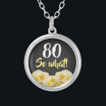 Collier 80 alors ce drôle Rose Jaune Floral 80e anniversai<br><div class="desc">80 alors ce drôle Fleur de Rose Jaune Fleur Floral 80e Anniversaire Collier. De belles roses jaunes. Citation drôle et inspirante 80 alors quoi - parfait pour une personne avec un sens de l'humour. Le texte est en blanc et jaune. Ajoutez votre âge.</div>