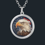 Collier Aigle à drapeau américain<br><div class="desc">Montrez votre patriotisme grâce à notre superbe design American Flag Patriotic Eagle, avec son majestueux aigle chauve dressé sur fond de l'emblématique drapeau américain. Cette imagerie captivante incarne l'esprit de liberté et de fierté, ce qui en fait le symbole parfait pour afficher sur une large gamme de produits. Que vous...</div>