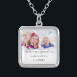 Collier Aimez-vous Grand-mère Noms Photo Personnalisés<br><div class="desc">Aimez-Vous,  Grand-Mère,  Nom De Photo Personnalisé. Faites nana se sentir vraiment spécial ce Noël avec ce design entièrement personnalisable! Choisissez votre photo préférée pour remplacer l'exemple d'image. Des modifications aux couleurs du texte peuvent être apportées pour mieux convenir à votre photo si nécessaire via l'option personnaliser supplémentaire.</div>