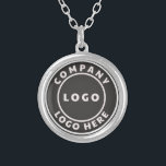 Collier Ajouter un logo d'entreprise simple promotion<br><div class="desc">Améliorez votre identité de marque avec notre collier plaqué argent personnalisé, un accessoire étonnant qui allie harmonieusement style et professionnalisme. Montrez votre logo d'entreprise unique en toute forme imaginable, méticuleusement façonné à la perfection et élégamment suspendu d'une chaîne argentée lustrée. Ce n'est pas seulement des bijoux, c'est un emblème portable...</div>