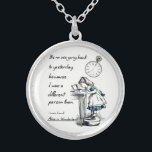 Collier Alice dans des citations du pays des merveilles<br><div class="desc">"Il est inutile retourner à hier,  parce que j'étais une personne différente alors." 
- Lewis Carroll,  Alice au pays des merveilles</div>
