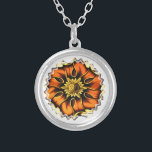 COLLIER ANCIENNE ANGLETERRE<br><div class="desc">Un design artistique d'une fleur de vitraux d'Angleterre ancienne.</div>