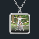 Collier *~* AP42 FAMILLE Photo Image Argent<br><div class="desc">CARRÉ NECKLACE (ID de recherche AP42 pour des conceptions similaires sur divers produits ) * Souvenirs energetiquement améliorés Conserver la mémoire famille de souvenirs. Téléchargez votre photo de famille. En ce moment, le texte dit "FAMILLE" Une zone de texte est disponible. Personnaliser Customiser la couleur de police, la taille de...</div>