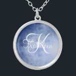 Collier Aquarelle bleu blanc monogramme Nom initial<br><div class="desc">Collier ou casier en argent Monogrammé bleu et blanc Aquarelle Cela ferait un grand cadeau pour vos demoiselles d'honneur ou un grand cadeau pour toutes les femmes.</div>