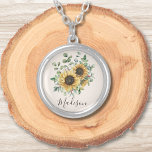 Collier Aquarelle monogramme Vintage Tournesol rustique<br><div class="desc">Ajoutez un charme vintage à votre style avec notre collier Vintage de tournesol en argent Monogrammé ! Personnalisez-le pour une touche unique.</div>