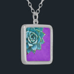 Collier Aquarelle Succulente dentelle pourpre<br><div class="desc">Ce collier romantique présente un aqua succulent sur un arrière - plan en dentelle violette. Si vous planifiez un mariage et y compris des succulents dans vos bouquets,  ceux-ci feraient de jolis colliers de demoiselles d'honneur.</div>