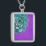 Collier Aquarelle Succulente dentelle pourpre<br><div class="desc">Ce collier romantique présente un aqua succulent sur un arrière - plan en dentelle violette. Si vous planifiez un mariage et y compris des succulents dans vos bouquets,  ceux-ci feraient de jolis colliers de demoiselles d'honneur.</div>