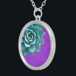 Collier Aquarelle Succulente dentelle pourpre<br><div class="desc">Ce collier romantique présente un aqua succulent sur un arrière - plan en dentelle violette. Si vous planifiez un mariage et y compris des succulents dans vos bouquets,  ceux-ci feraient de jolis colliers de demoiselles d'honneur.</div>