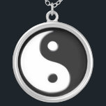Collier argenté de pendentif de symbole de Yin<br><div class="desc">L'équilibre,  l'énergie et le bon feng-shui soient avec vous partout où vous allez avec ce cadeau du collier argenté de pendentif de symbole de yang de yin.</div>