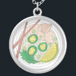 Collier Baguettes de soupe à la nouille de poulet pour ali<br><div class="desc">Le design présente une illustration originale d'un bol de soupe de nouilles de pho de poulet vietnamien avec jalapenos et chaux, et de baguettes en bois sur le côté. Idéal pour les gourmands ou les amateurs de cuisine vietnamienne. Cette illustration pho est également disponible sur d'autres produits! Des sandwichs vietnamiens...</div>