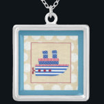 Collier Bateau à vapeur avec hélice et cheminées bleues<br><div class="desc">Tous à bord ! Chariklia Zarris a créé ce bateau à vapeur capricieux,  avec une hélice et des cheminées bleues. Si seulement c'était assez grand pour faire une croisière. Commandez une copie et mettez-la dans votre maison,  ou donnez-la comme cadeau à quelqu'un qui attend un enfant!</div>