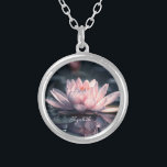 Collier Beau lac Lotus<br><div class="desc">Beau lotus sur le lac.</div>