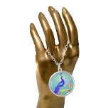 Collier Beau Peacock et Rose<br><div class="desc">pop of blue, un magnifique oiseau élégant, avec des fleurs et un arrière - plan bleu doux.</div>