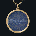 Collier Bleu & Doré Rose Familles Sont Pour Toujou<br><div class="desc">Collier en Or avec une impression multi-rose d'or sur l'arrière - plan Bleu Profond et texte de "Familles sont pour toujours 2018" dans un script sophistiqué de Bleu Lumière. Customisez ce collier et choisissez votre style ou changez de couleur. Ou achetez comme prévu.</div>
