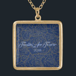 Collier Bleu & Doré Rose Familles Sont Pour Toujou<br><div class="desc">Collier en Or avec une impression multi-rose d'or sur l'arrière - plan Bleu Profond et texte de "Familles sont pour toujours 2018" dans un script sophistiqué de Bleu Lumière. Customisez ce collier avec une date spéciale ou/ou et choisissez votre style ou changez de couleurs. Ou achetez comme prévu. Disponible en...</div>