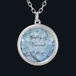 Collier Blue Hydrangea Floral Mariage<br><div class="desc">Portez quelque chose de bleu le jour de votre mariage ! Personnalisez le joli collier de Pendentif Mariage Blue Hydrangea pour créer un souvenir durable pour que votre mariée soit ou ses demoiselles d'honneur. Cet élégant bijou de mariage fleuri et personnalisé présente une photo florale numériquement peinte d'une fleur d'hydrangée...</div>