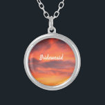 Collier Bridesmaid Sunset Sky Orange Abstrait Cadeau Favor<br><div class="desc">Imprimé avec l'art abstrait du ciel au coucher du soleil avec modèle de texte pour "Bridesmaid"! Cela fait un beau cadeau ou une faveur de fête pour les demoiselles d'honneur. Vous pouvez modifier le texte si vous le souhaitez, si vous voulez le donner à quelqu'un d'autre que la servante d'accueil,...</div>
