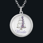 Collier cadeau de Fête des mariées de gâteau Maria<br><div class="desc">Le collier présente une illustration originale d'un gâteau mariage à plusieurs niveaux avec des fleurs de gel rose et violet,  et BRIDE dans une jolie police violette. Un cadeau parfait pour la mariée !</div>