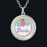 Collier cadeau de Fête des mariées de gâteau Maria<br><div class="desc">Le collier présente une illustration originale d'un gâteau mariage surmonté de fleurs de renard,  et BRIDE dans une police violette amusante. Un cadeau parfait pour la mariée !</div>