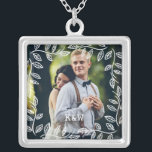 Collier Cadre Feuille délicat Monogramme photo<br><div class="desc">Un Cadre Feuille Délicat Monogrammed Photo Design.</div>