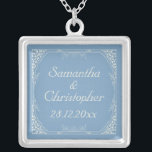 Collier Cadre vintage à la crème fleurie sur Mariage Bleu<br><div class="desc">Un design de style vintage pour vos nuptiaux à venir avec un cadre tourbillon crème fleuri sur un arrière - plan bleu crépuscule. Le texte est entièrement personnalisable pour vos propres occasions spéciales. Cet élégant design s'harmonise avec la Vintage Crème Floral Frame sur Dusk Blue Mariage Collection. Si vous avez...</div>
