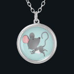 Collier Calme comme une souris mignon dessin animal<br><div class="desc">Une jolie petite image de dessin animé de souris contre un arrière - plan bleu clair. Vous pouvez changer l'arrière - plan bleu en une autre couleur à l'aide des sélections arrière - plans. Cela fait un beau cadeau pour enfants.</div>