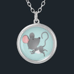 Collier Calme comme une souris mignon dessin animal<br><div class="desc">Une jolie petite image de dessin animé de souris contre un arrière - plan bleu clair. Vous pouvez changer l'arrière - plan bleu en une autre couleur à l'aide des sélections arrière - plans. Cela fait un beau cadeau pour enfants.</div>