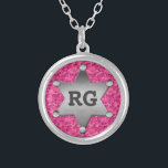 Collier Camouflage rose Motif Badge Sheriff Monogramme<br><div class="desc">Ce collier motif de camo personnalisable a un badge de shérif faux métal avec de l'espace pour ajouter votre monogramme / initiales ou autre texte. Le camouflage est dans les tons rose et violet. C'est un design féminin pour une femme dans l'armée, un vétéran, une femme dans l'application de la...</div>