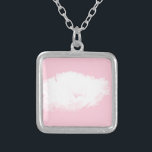 Collier Carré rose pâle rose blanc pivoine fille<br><div class="desc">Peine blanche avec arrière - plan rose clair sur collier carré personnalisé. Parfait pour le mariage comme cadeau de femme d'honneur ou la journée de la mère ou comme des petits cadeaux parfaits, preuve d'un geste délicat et gentil. Carte de voeux, carte postale, autocollant et plus encore... N'oubliez pas toute...</div>