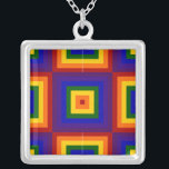 Collier Carrés arc-en-ciel<br><div class="desc">Montrez votre amour de la couleur avec des arcs-en-ciel géométriques alternatifs. Une série de carrés rouges, oranges, jaunes, verts, bleus, indiens et violets rayonnent du centre de ce design festif. De chaque côté du carré principal sont des moitiés de 2 carrés arc-en-ciel avec les couleurs séquencées en ordre inverse. numériquement...</div>