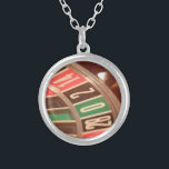 Collier Casino Roulette Roulette Roulette Roue Vintage Sty<br><div class="desc">Une image de fond d'une roulette de casino de jeu avec de grands nombres. Les couleurs rappellent les motifs rétro des années 50 et les chiffres ont un aspect vintage défraîchi.</div>