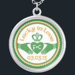 Collier Chanceux dans l'anniversaire de mariage de<br><div class="desc">"Chanceux le jour vert,  orange,  et blanc irlandais de Claddagh St Patrick dans amour" ou le mariage ou l'anniversaire irlandais ont personnalisé le pendentif et le collier. Les initiales et la date de mariage des jeunes mariés peuvent être personnalisées.</div>