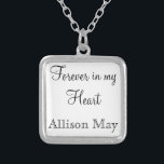 Collier Charme commémoratif pour Bouquet Mariage en blanc<br><div class="desc">Bouquet mariage Memorial Charms. Souvenez-vous de ceux qui ne peuvent pas être avec vous lors de votre journée spéciale avec un charme de mariée commémoratif. Un joli souvenir sentimental pour que la mariée porte son bouquet. Ce charme a un arrière - plan noir avec la phrase "Forever in my Heart"...</div>