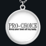 Collier Choix Pro<br><div class="desc">Garde tes lois hors de mon corps. Je suis le choix et le soutien des droits des femmes.</div>