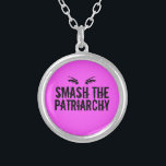 Collier Citation féministe rose du Patriarcat<br><div class="desc">Un design audacieux pour les droits des femmes avec les yeux d'une femme au-dessus des mots Smash le Patriarcat en cool, grunge police sur un arrière - plan rose vif. Achetez ce cadeau pour chaque femme forte que vous connaissez pour les aider à se relever et exiger l'égalité. Brisons ce...</div>