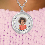 Collier Conservation de photos personnalisée, jolie<br><div class="desc">Transformez une image chère en un joli gardien avec cet élégant collier argenté. Customisez-le avec votre photo préférée,  encadrée d'une bordure crème pâle,  et ajoutez votre propre message de coeur autour du bord. Un cadeau significatif et élégant pour quelqu'un de spécial.</div>