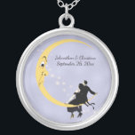 Collier Couple amoureux assis sur les étoiles de la lune d<br><div class="desc">Ce collier rond de style pendentif est bleu clair avec un couple aimant assis sur une lune de croissant jaune avec un nuage d'étoiles blanches derrière eux. customisez vos noms et rendez-vous avec le modèle.</div>