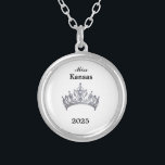 Collier Couronne<br><div class="desc">Placé en argent et en forme ronde, ce charmant collier a en son centre l'image d'une couronne de reines de concours brillante en argent. Image sur le devant seulement. Texte du nom et de la date du concours. Parfait pour les pourcentages et les hôtesses d'antan ! Vous pouvez customiser ce...</div>