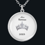 Collier Couronne<br><div class="desc">Placé en argent et en forme ronde, ce charmant collier a en son centre l'image d'une couronne de reines de concours brillante en argent. Image sur le devant seulement. Texte du nom et de la date du concours. Parfait pour les pourcentages et les hôtesses d'antan ! Taille moyenne affichée. Vous...</div>