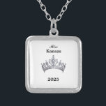 Collier Couronne<br><div class="desc">Placé en argent et en forme de carré, ce charmant collier a en son centre l'image d'une couronne de reines de concours brillante en argent. Image sur le devant seulement. Texte du nom et de la date du concours. Parfait pour les pourcentages et les hôtesses d'antan ! Vous pouvez customiser...</div>
