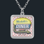 Collier Créez votre propre menu Retro 50 personnalisé<br><div class="desc">Annoncez votre diner partout où vous allez avec ce collier cool et rétro personnalisé. Le design montre un panneau de diner style années 50 avec une flèche éclairée et un arrière - plan à damiers rose et blanc légèrement en détresse. Le panneau indique "DINER" et "OPEN" en néon avec espace...</div>