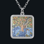 Collier Cru floral de tapisserie de pivert de William<br><div class="desc">Art vintage floral de tapisserie de pivert de William Morris Il montre un pivert se reposant dans la branche d'un arbre fruitier et comporte un arrière - plan fleuri distinctif de feuille bleu et de fruit orange. Art par William Morris Mouvement : Arts britanniques et métiers/art Nouveau Belle conception vintage...</div>