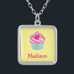 Collier Cupcake rose personnalisé avec cerise Pointe Polka<br><div class="desc">Art graphique / illustration d'un cupcake rose délicieux avec des tourbillons de glaçage sur le dessus et une jolie cerise à pois rose chaud. La base est à rayures vertes et blanches. Arrière - plan jaune. Personnalisez avec un nom.</div>
