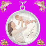 Collier Custom New Mom & New Baby Photo First Mother's Day<br><div class="desc">Custom New Mom & New Baby Photo First Mother's Day Silver Plated Collier C'est la parfaite maman personnalisée et nouveau-né photo bébé photo argent plaqué collier rond cadeaux pour la première journée de la mère. C'est le cadeau génial pour la nouvelle maman et la nouvelle photo de bébé pour chaque...</div>