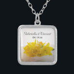 Collier Daffodiles jaunes sur le mariage du printemps blan<br><div class="desc">Les élégantes jonquilles jaunes sur le collier Pendentif de mariage de printemps blanc font un cadeau unique personnalisé de gardien pour que la mariée soit ou soit ses demoiselles d'honneur. Ce joli collier mariage botanique personnalisé présente une photo florale d'un bouquet de fleurs de jonquilles jaunes avec un voile de...</div>