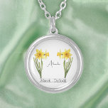 Collier Daffodique de mars de la fleur de naissance<br><div class="desc">Fleur de mois de naissance Marche Collier de jonquilles avec une illustration de fleurs de jonquilles. Sous les fleurs, le nom "Alexandra" est écrit dans une police de caractères stylée. Sous le nom, il indique "Mars - Daffodil", indiquant que le mois de naissance d'Alexandra est mars et que sa fleur...</div>