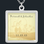 Collier d'anniversaire de Heart Beach mariage<br><div class="desc">Colliers de conservation Choisissez soit Silver Plated Gold Finish ou Sterling Silver Unique Personnalisé! st Christmas Cadeau Mariage Keepsaké Wedding Party Colliers - pour changer la couleur arrière - plan - cliquez sur personnaliser - cliquez sur modifier - choisissez l'outil dernier dans le menu déroulant et choisissez l'une des couleurs...</div>