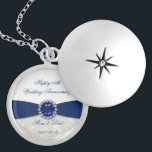 Collier d'anniversaire de mariage de damassé<br><div class="desc">Les images d'un Digitalbcon conçoivent comporter une couleur de saphir et un thème bleus de damassé avec une série d'images, formes, motifs, styles et polices faits sur commande en ce collier un-de-un-aimable "d'anniversaire de mariage de saphir". Cette conception attrayante et colorée vient complet avec le lettrage et l'image personnalisables des...</div>