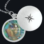 Collier d'anniversaire de Peacock Vintage mariage<br><div class="desc">Mariage Keepsaké Mariage Colliers - pour changer la couleur arrière - plan - cliquez sur personnaliser - cliquez sur modifier - choisissez l'outil dernier dans le menu déroulant et choisissez l'une des couleurs affichées ou entrez votre code hexadécimal rgb pour votre couleur de mariage personnalisée - pour changer la couleur...</div>